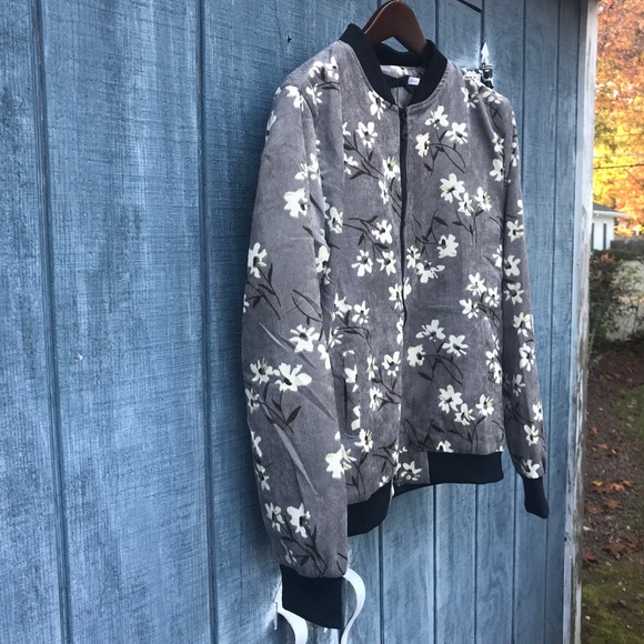 🌟Host Pick🌟 Floral Textured Bomber Gray & White - Picture 3 of 6